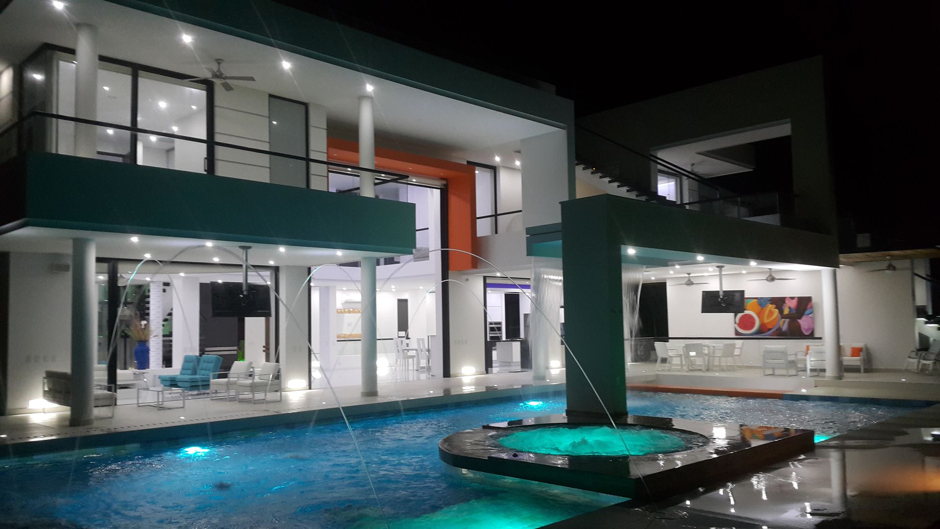 Vista nocturna piscina, fachada posterior homify Casas estilo moderno: ideas, arquitectura e imágenes Concreto