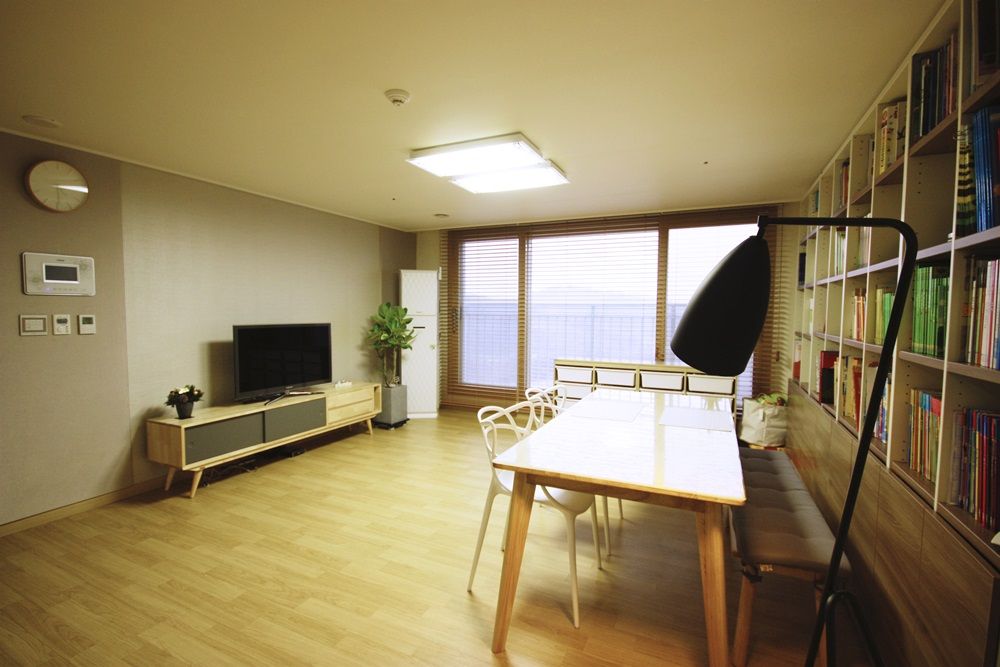 광교 서재형거실 홈스타일링(Kwanggyo APT), homelatte homelatte Nowoczesny salon