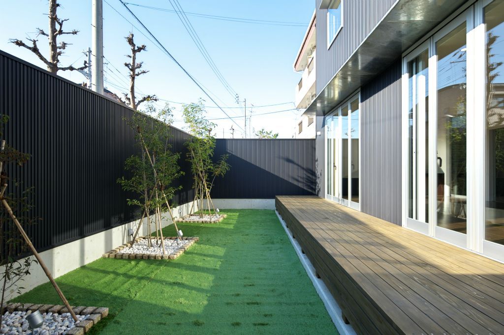 人工芝を用いたリビングとつながる庭 有限会社 橋本設計室 モダンな庭