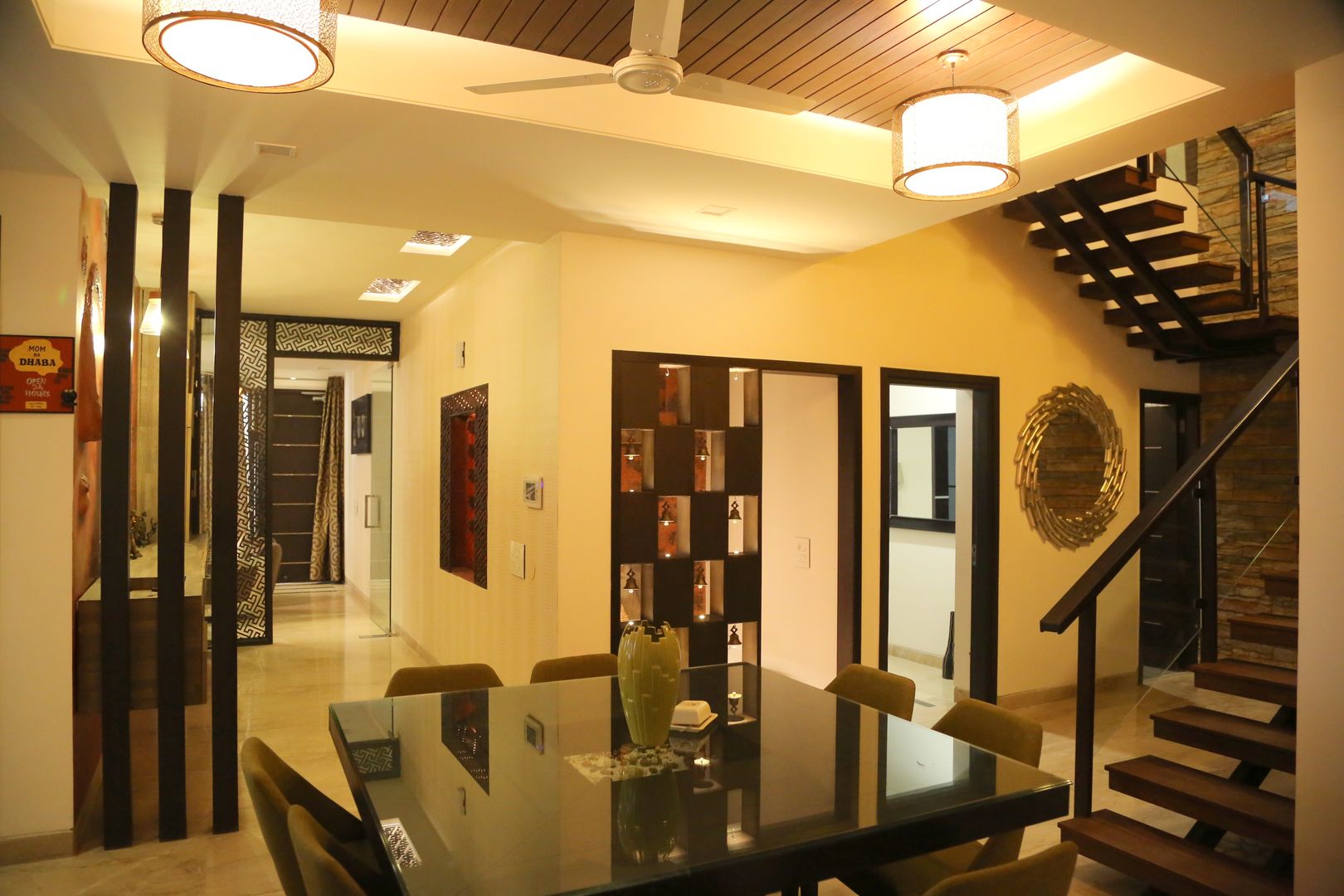 Premium Residence, AAYAM CONSULTANTS AAYAM CONSULTANTS Modern corridor, hallway & stairs