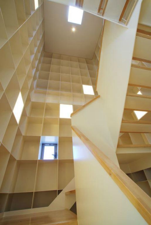 階段収納の家, 有限会社 橋本設計室 有限会社 橋本設計室 Modern corridor, hallway & stairs