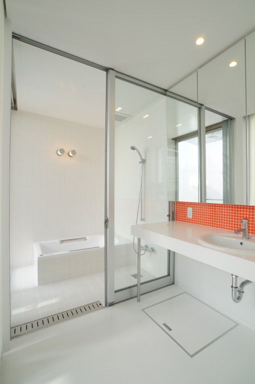 四万十のホワイトボックスハウス, 有限会社 橋本設計室 有限会社 橋本設計室 Modern style bathrooms