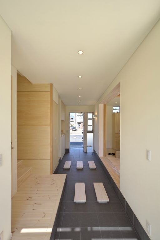 通り土間のあるSimple Box House, 有限会社 橋本設計室 有限会社 橋本設計室 Modern corridor, hallway & stairs