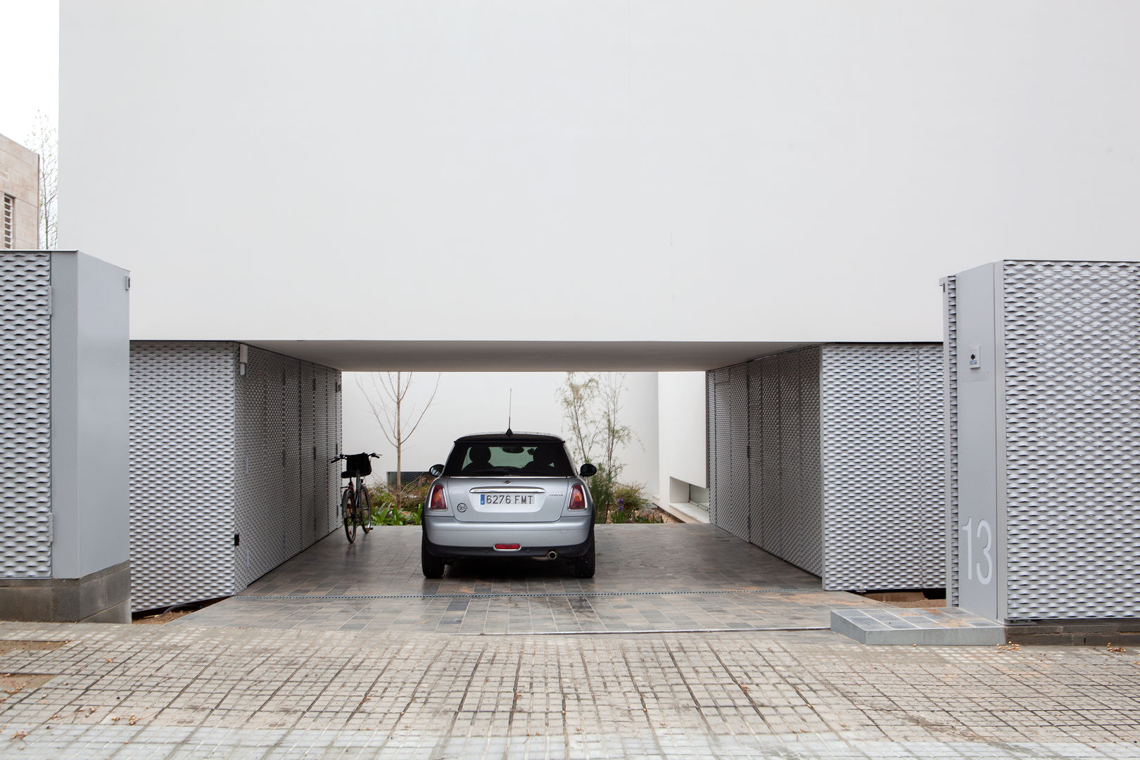 CASA OLGA www.cabreidiazarquitectes.cat, CABRÉ I DÍAZ ARQUITECTES CABRÉ I DÍAZ ARQUITECTES ミニマルデザインの ガレージ・物置