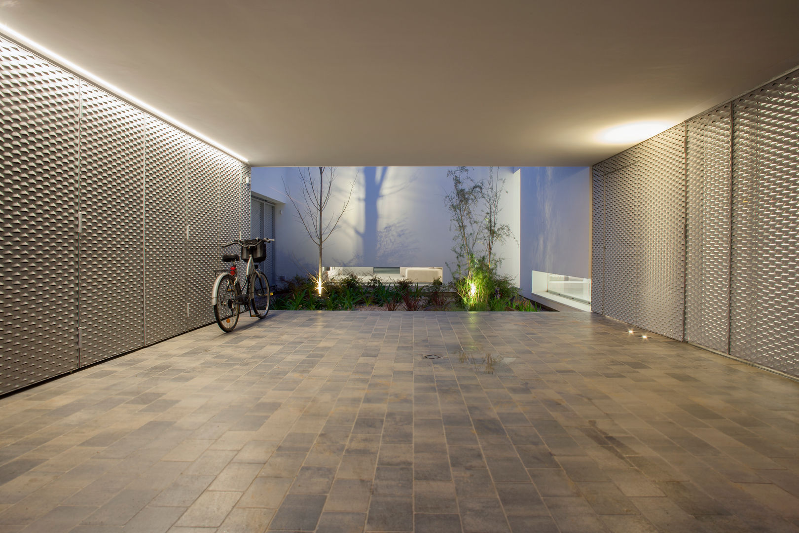 Porche de acceso/garaje CABRÉ I DÍAZ ARQUITECTES Garajes de estilo minimalista