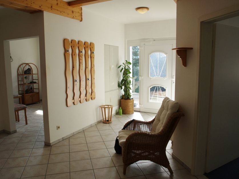 Die Verwandlung einer Arztpraxis in eine Ferienwohnung!, Raumpraesenz-Homestaging Raumpraesenz-Homestaging Rustic style corridor, hallway & stairs