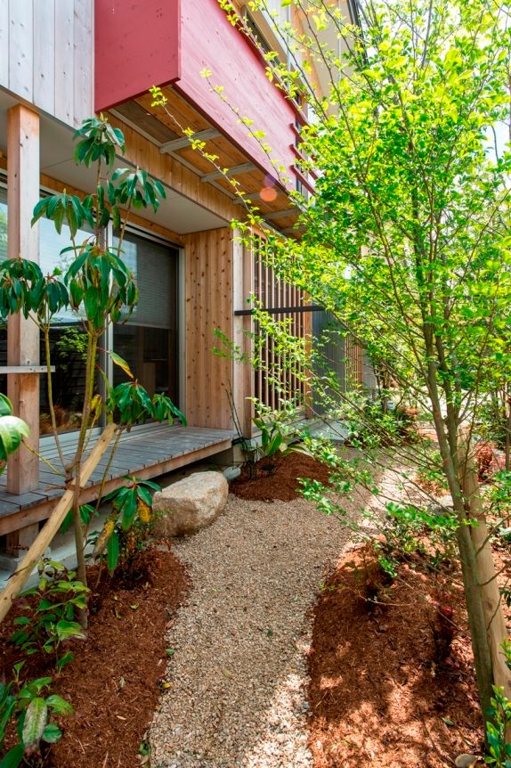 暖炉のある家, AMI ENVIRONMENT DESIGN／アミ環境デザイン AMI ENVIRONMENT DESIGN／アミ環境デザイン Asian style garden