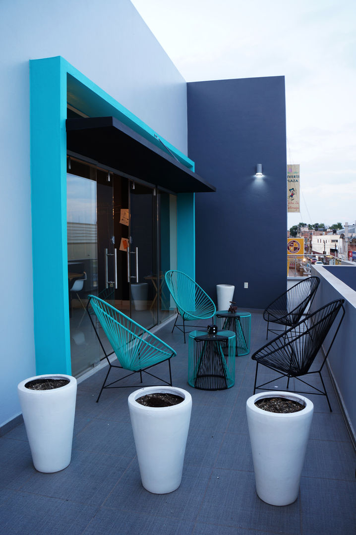 PROYECTO OFICINAS TIK, CÉRVOL CÉRVOL Industrial style balcony, veranda & terrace