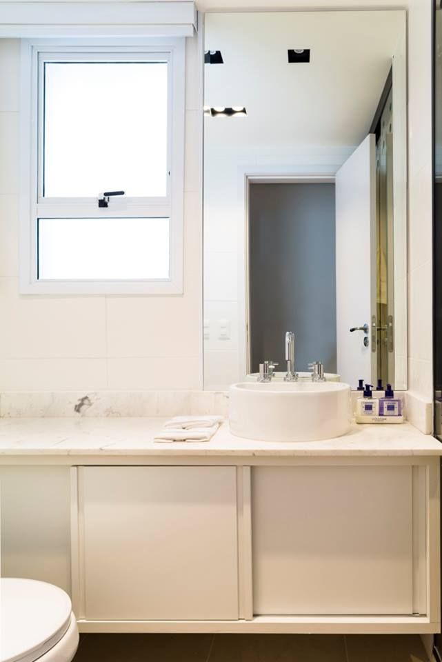 Vista do banheiro 2. Ar:Co - Arquitetura Cooperativa Banheiros modernos banheiro,moderno,contemporâneo,minimalista,Decoração