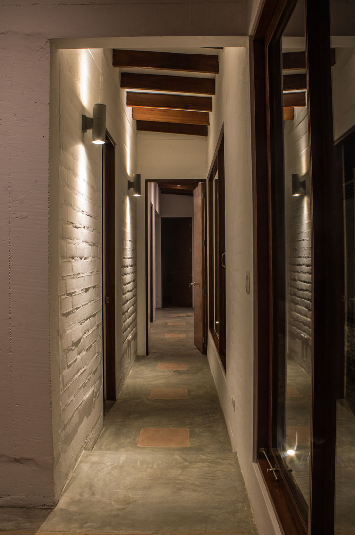 Casa de Campo. Club Ecuestre de Huachipa, FURSE.arquitectura FURSE.arquitectura Modern corridor, hallway & stairs