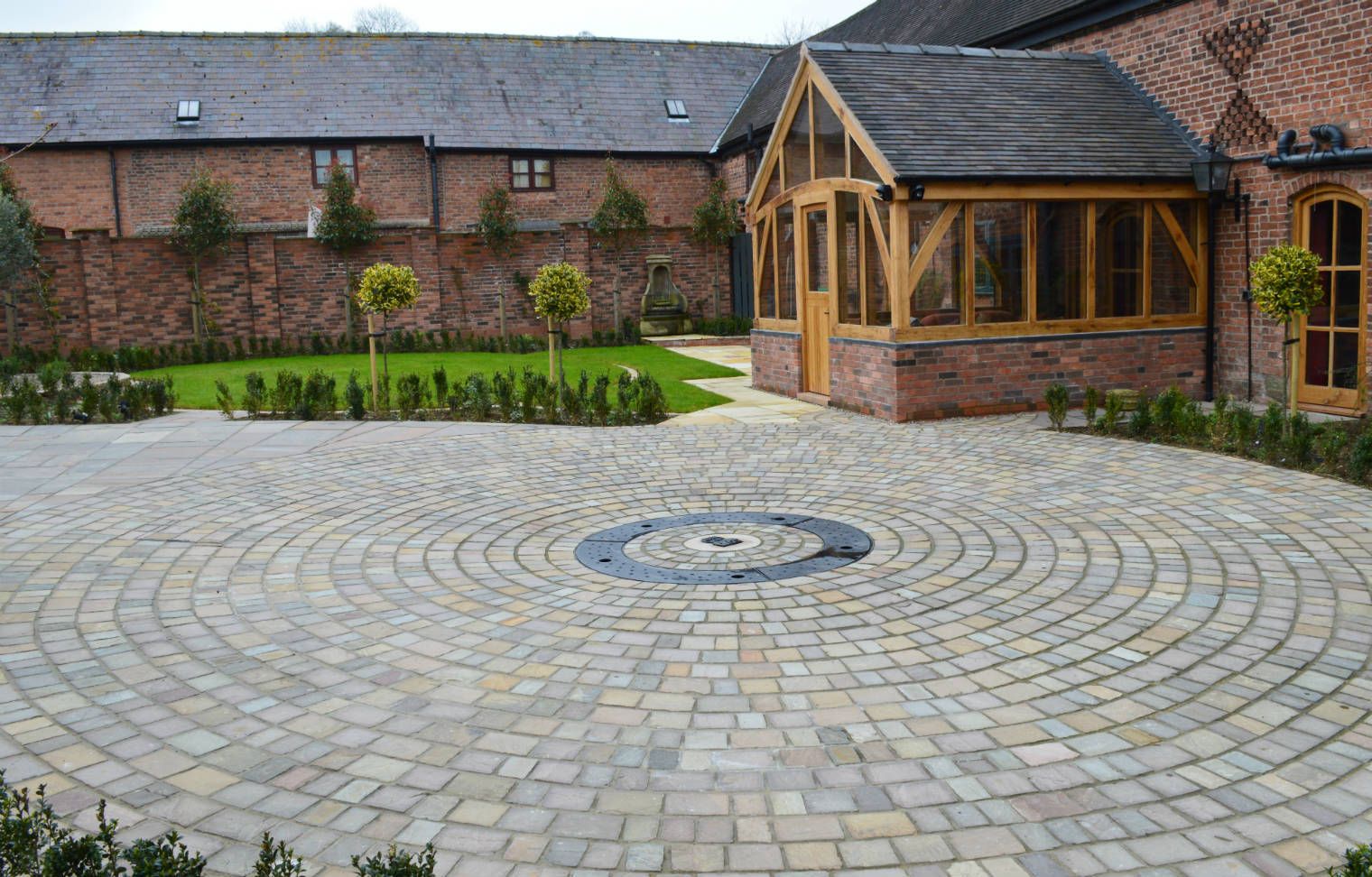 Courtyard Garden Unique Landscapes Jardins campestres cobbles stone