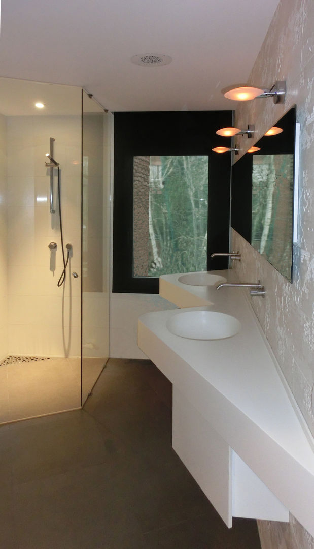 Guest bathroom. Daifuku Designs Kamar Mandi Minimalis bathroom,washbassin,walk-in shower