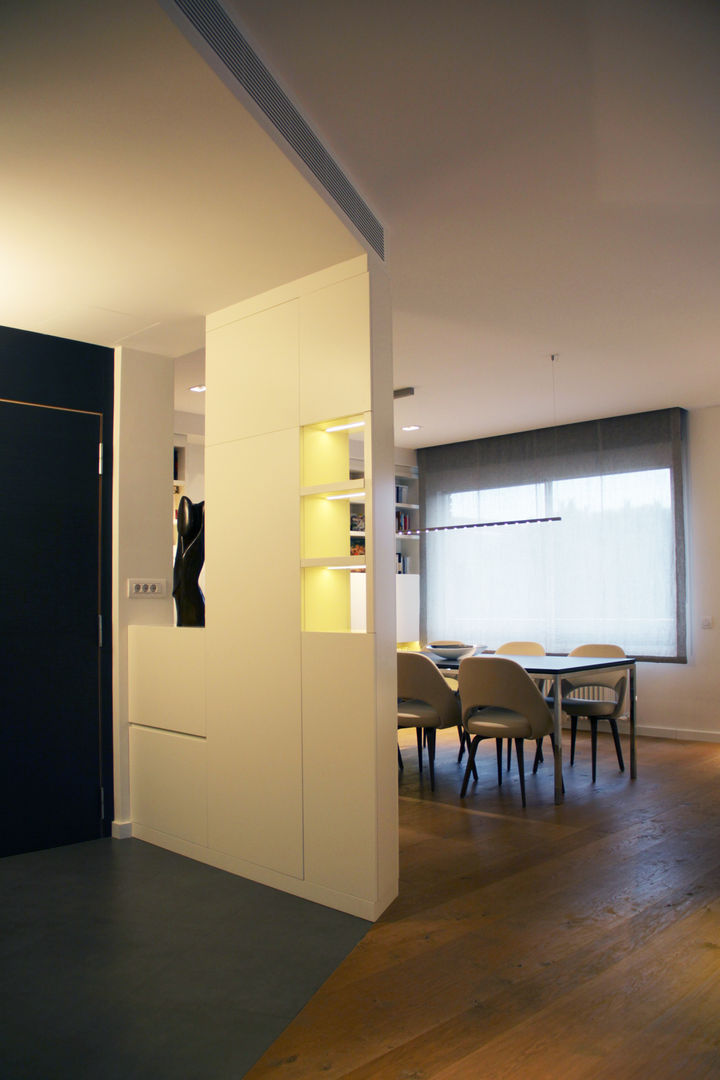 Entrance hall. Daifuku Designs Koridor & Tangga Minimalis entrance hall,shoe furniture,shelving,wood flooring