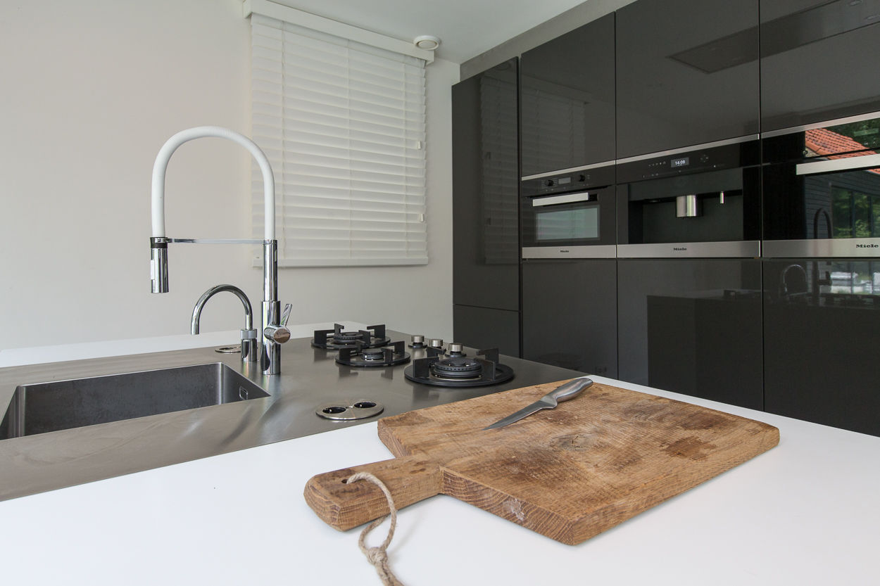 Verbouwing stadswoning, B-TOO B-TOO Minimalist kitchen