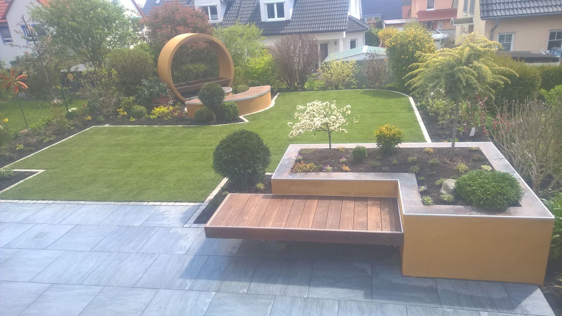 Bank im Schachtring, Neues Gartendesign by Wentzel Neues Gartendesign by Wentzel Jardines eclécticos