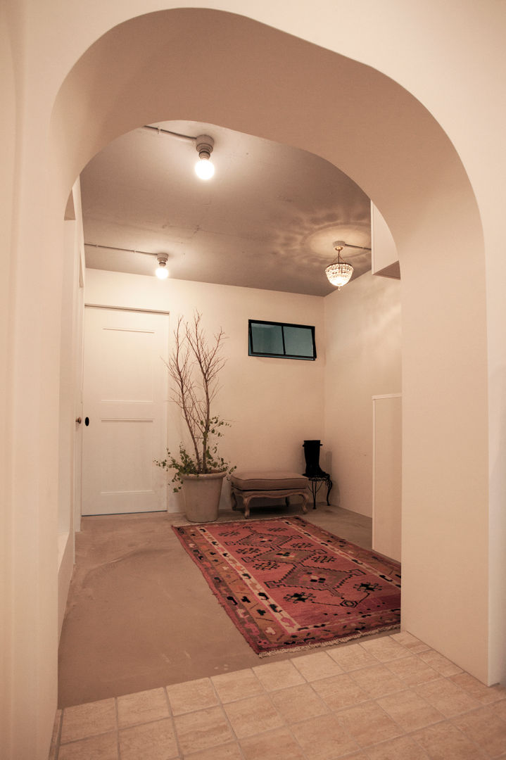 raffine —築３０年、１００m²の団地で手に入れた至福, 株式会社ブルースタジオ 株式会社ブルースタジオ Classic corridor, hallway & stairs
