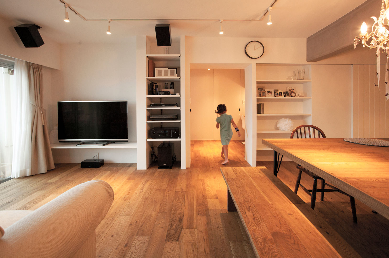 raffine —築３０年、１００m²の団地で手に入れた至福, 株式会社ブルースタジオ 株式会社ブルースタジオ Classic style living room