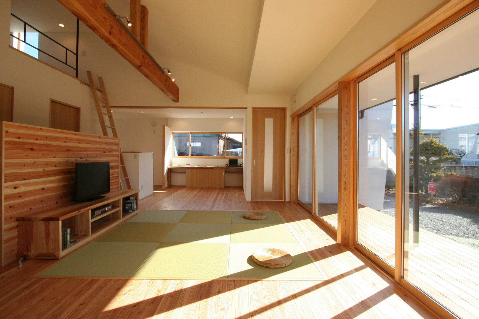 縁の住まい, 岳設計工房 岳設計工房 Salones de estilo moderno Madera Acabado en madera