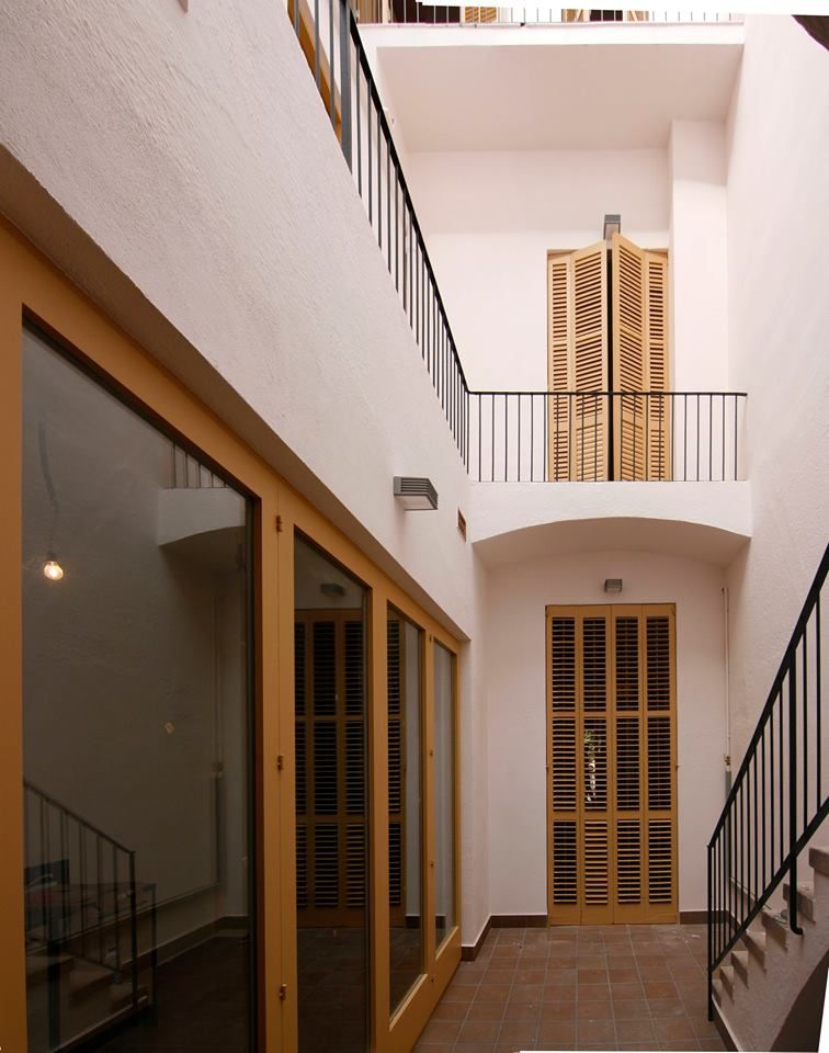 Reforma Integral en Caldetes, Atres Arquitectes Atres Arquitectes Mediterranean style balcony, porch & terrace