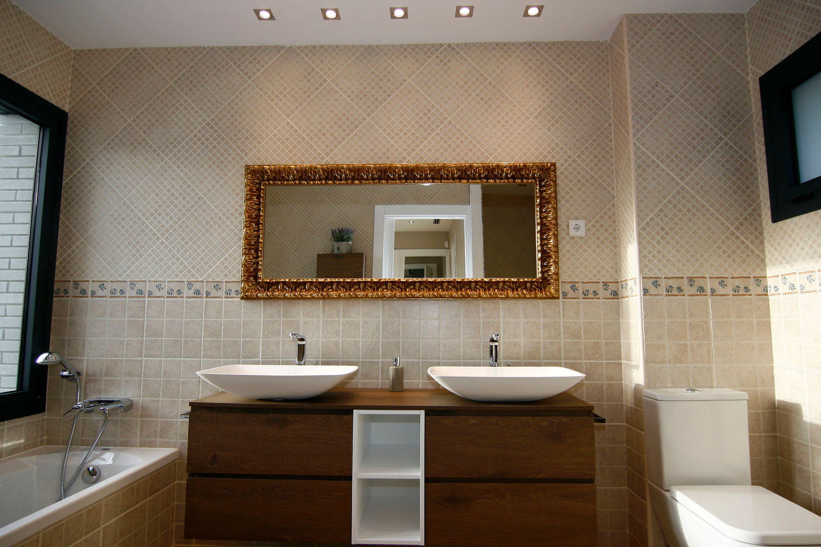 Baño en Suite Atres Arquitectes Baños clásicos Madera Acabado en madera