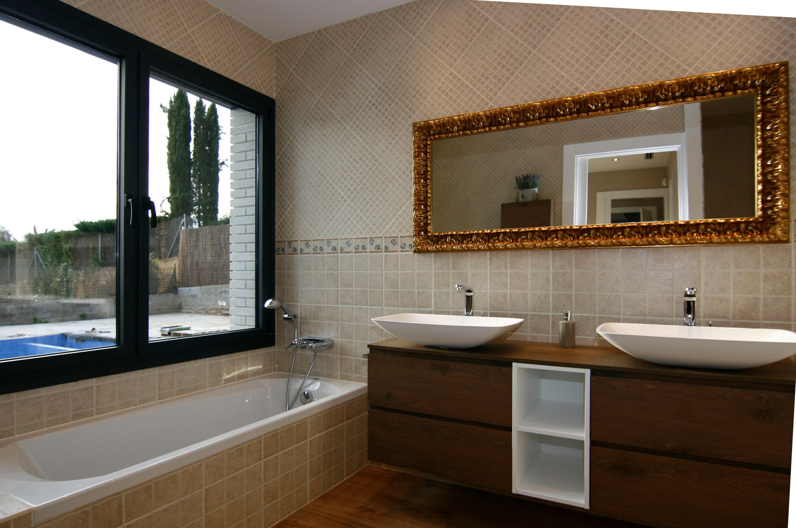 Baño en suite Atres Arquitectes Baños modernos Madera Acabado en madera