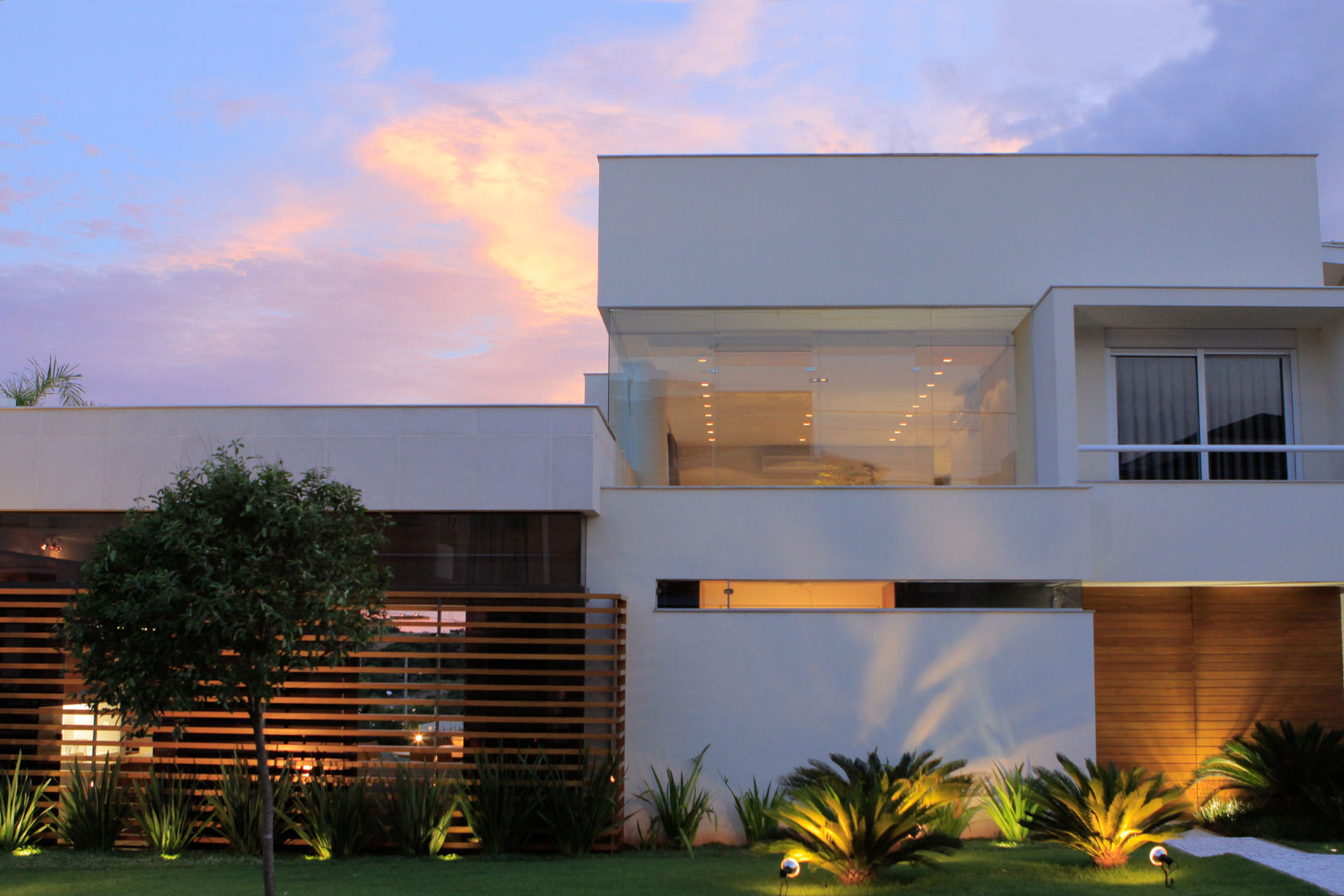 Casa Platanus, BRAVIM ◘ RICCI ARQUITETURA BRAVIM ◘ RICCI ARQUITETURA Modern houses