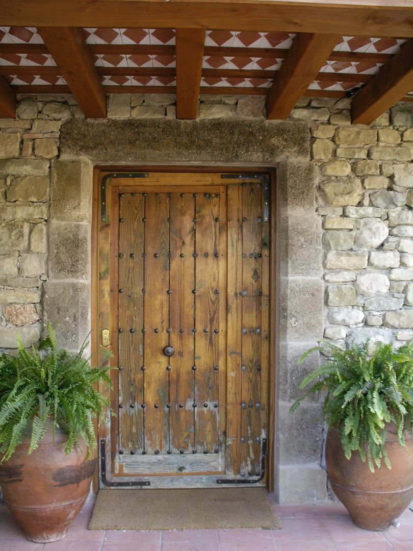 Construcción Masia Catalana, Atres Arquitectes Atres Arquitectes Wooden doors Solid Wood Multicolored