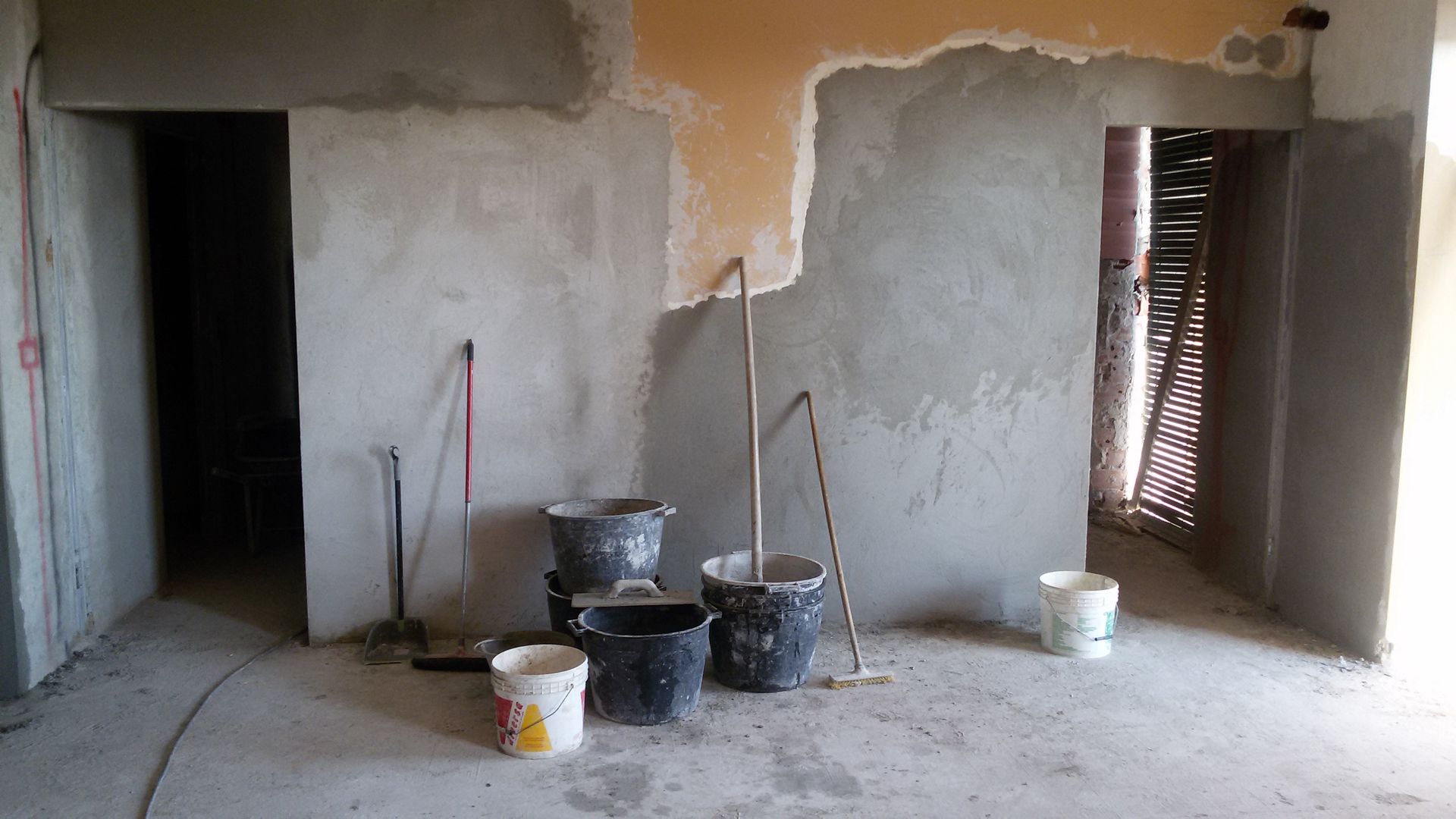 muro che separa la zona pranzo dalla cucina durante i lavori ARCHITETTO LAURA LISBO Sala da pranzo moderna