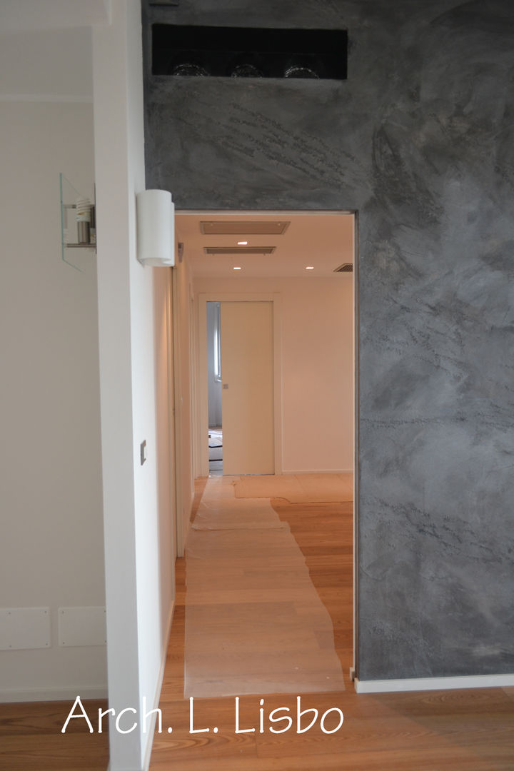 ristrutturazione radicale, ARCHITETTO LAURA LISBO ARCHITETTO LAURA LISBO Modern corridor, hallway & stairs