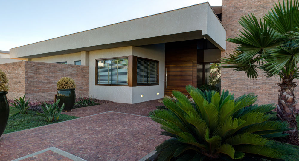 CASA DAS PRIMAVERAS, BRAVIM ◘ RICCI ARQUITETURA BRAVIM ◘ RICCI ARQUITETURA Modern Houses