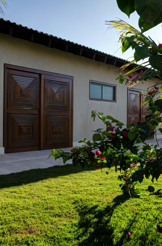 CASA DAS PRIMAVERAS, BRAVIM ◘ RICCI ARQUITETURA BRAVIM ◘ RICCI ARQUITETURA Casas modernas: Ideas, imágenes y decoración