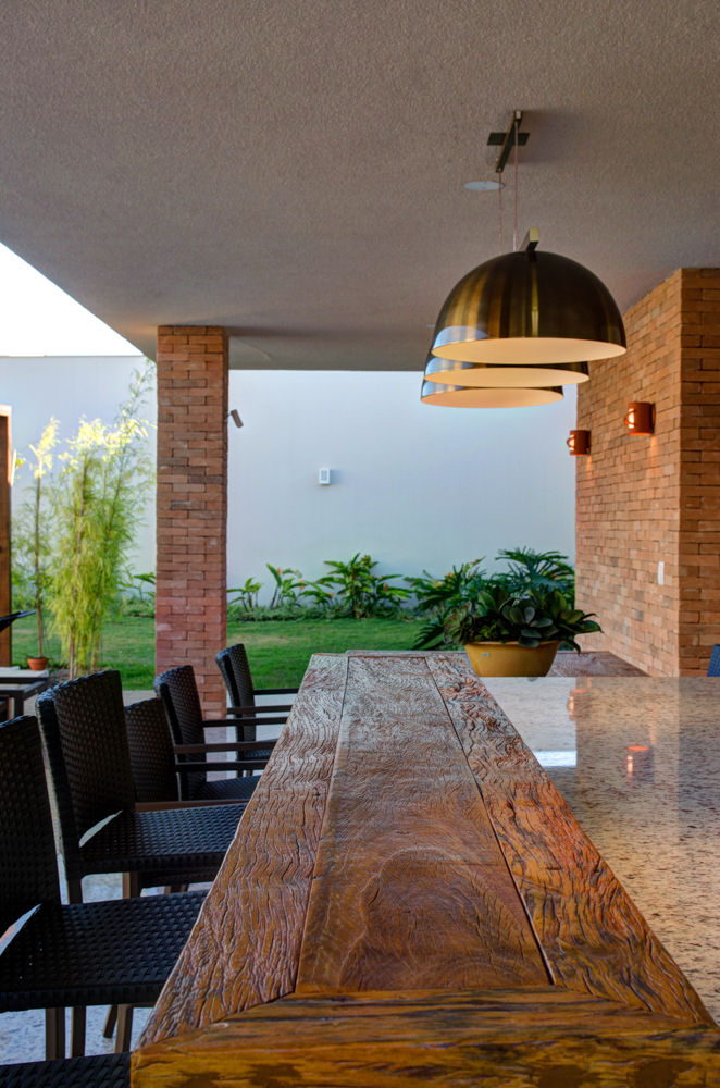 CASA DAS PRIMAVERAS, BRAVIM ◘ RICCI ARQUITETURA BRAVIM ◘ RICCI ARQUITETURA Modern Terrace