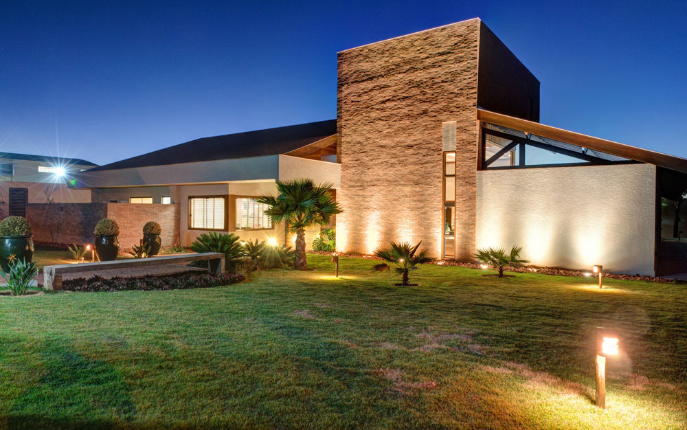 CASA DAS PRIMAVERAS, BRAVIM ◘ RICCI ARQUITETURA BRAVIM ◘ RICCI ARQUITETURA Modern home