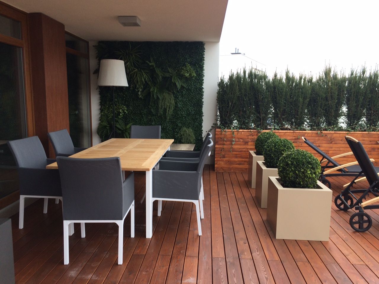 Przestronny taras na Warszawskiej Saskiej Kępie, Fabryka-ogrodów s.c. Fabryka-ogrodów s.c. Balcone, Veranda & Terrazza in stile moderno Legno Effetto legno