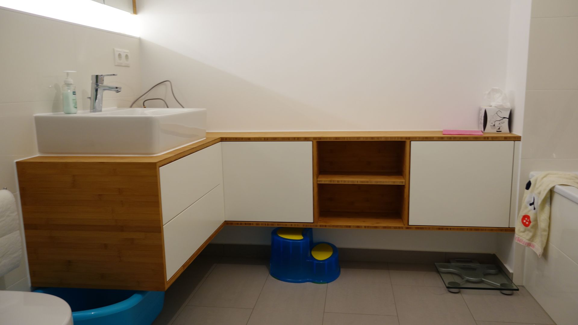 Badezimmermbel in Bambus / Weis Lack und Spiegel | homify