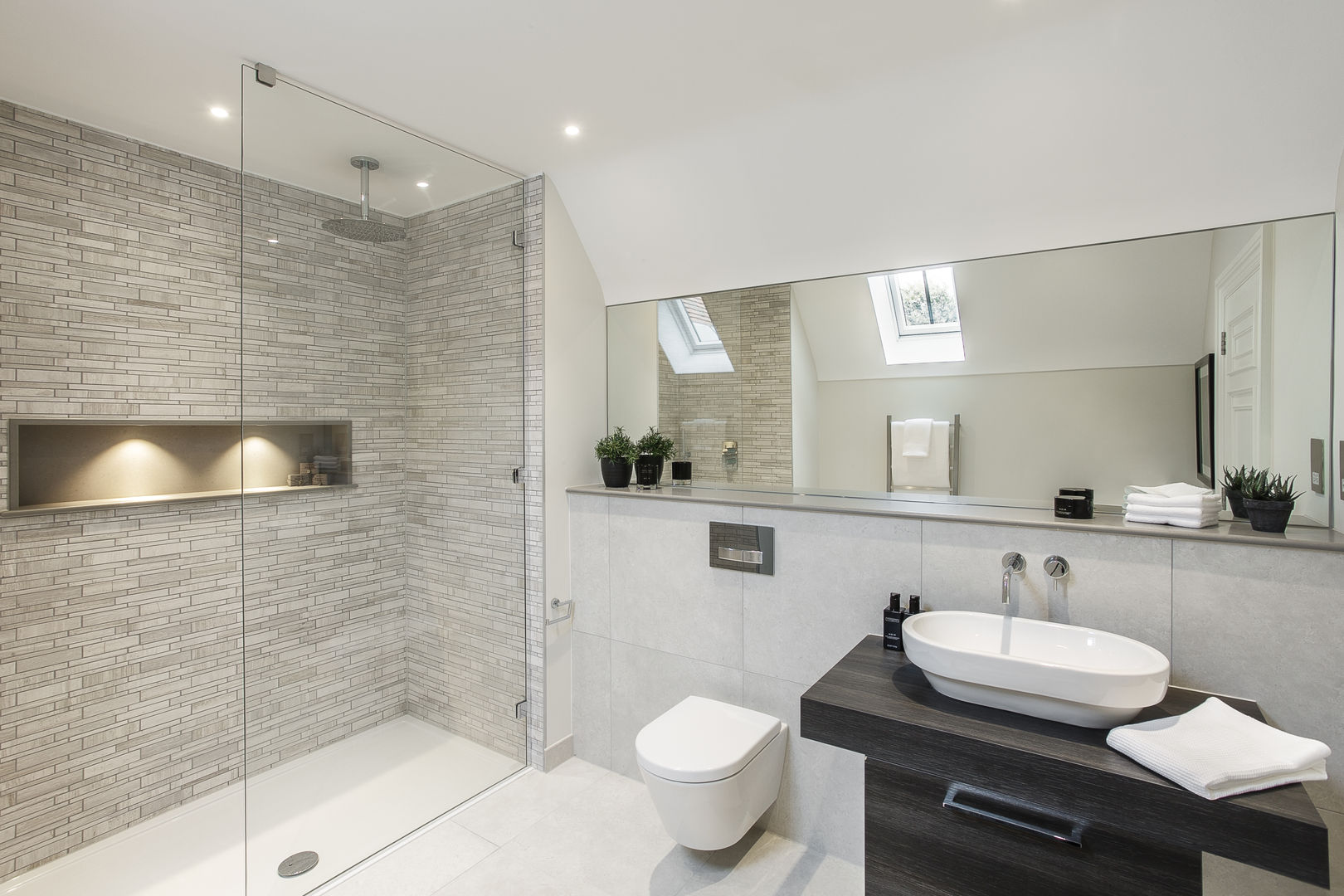 A Modern Winchester House Project, Studio Hooton Studio Hooton Modern Bathroom ensuite,bathroom,tiles,shower