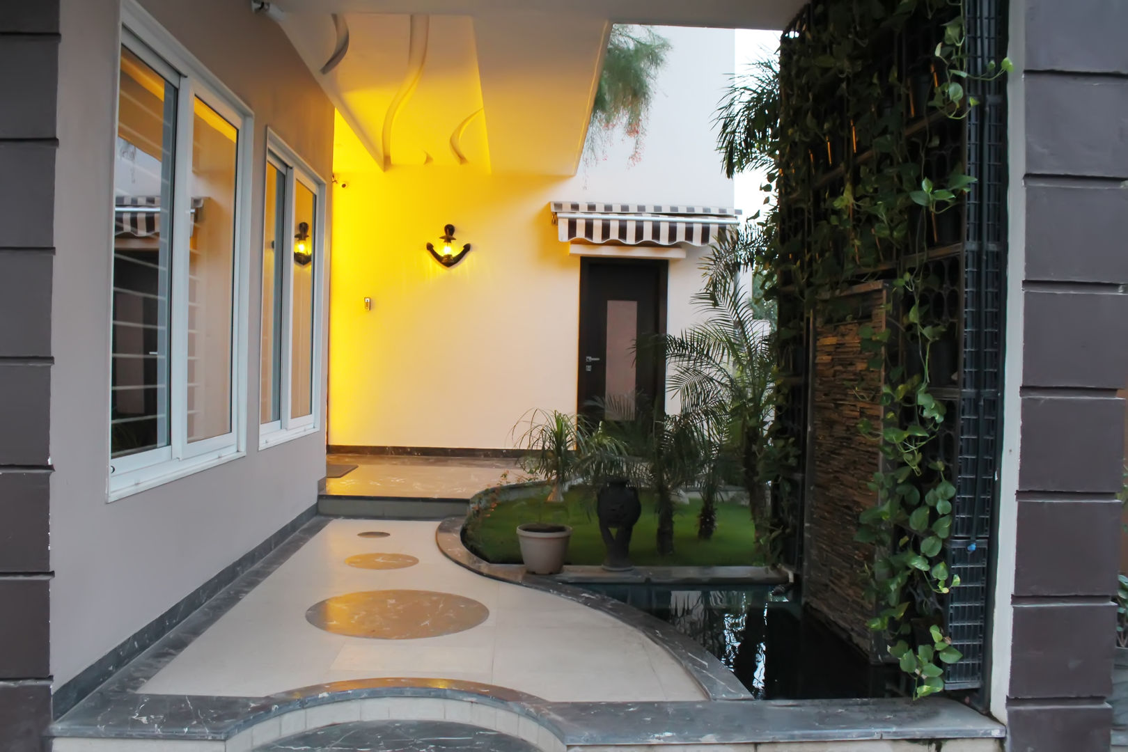 Duplex at Indore, Shadab Anwari & Associates. Shadab Anwari & Associates. Asian style garden Building,Plant,Property,Window,Fixture,Interior design,Architecture,Door,Yellow,Shade