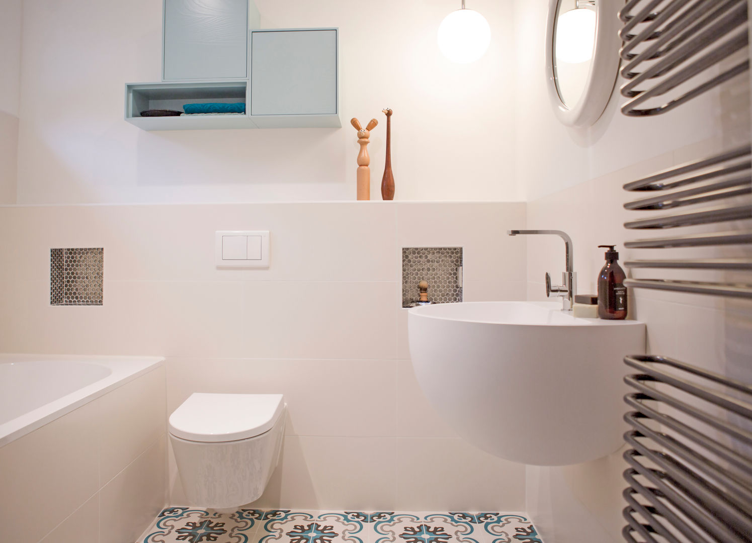 Badkamer in blauwe tinten. Bathroom, IJzersterk interieurontwerp IJzersterk interieurontwerp Baños de estilo moderno
