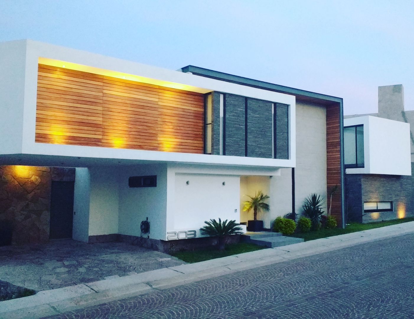 CASA LV homify Casas minimalistas Concreto ARQUITECTURA,,QUERETARO,,MADERA,,CANTERA