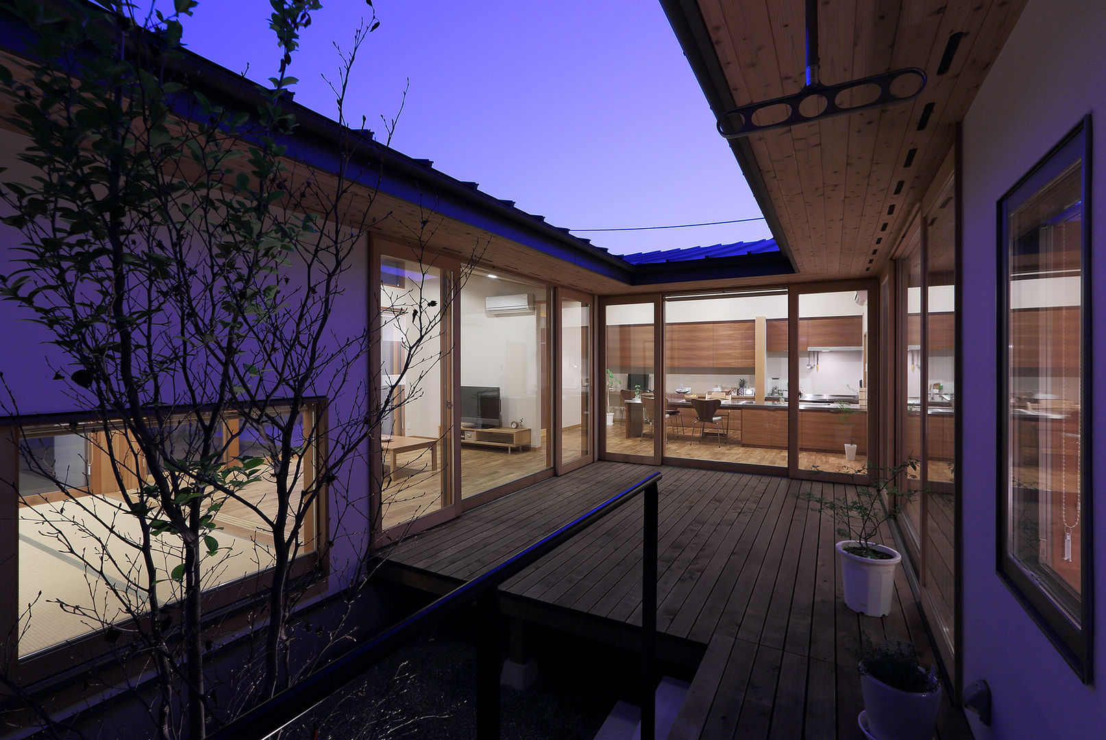 新田木崎の家, ATELIER N ATELIER N Balcones y terrazas eclécticos