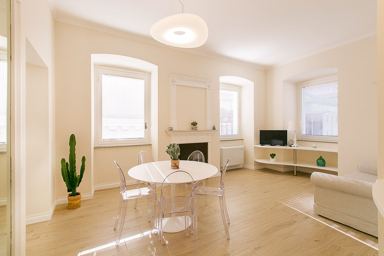 homify Minimalist dining room