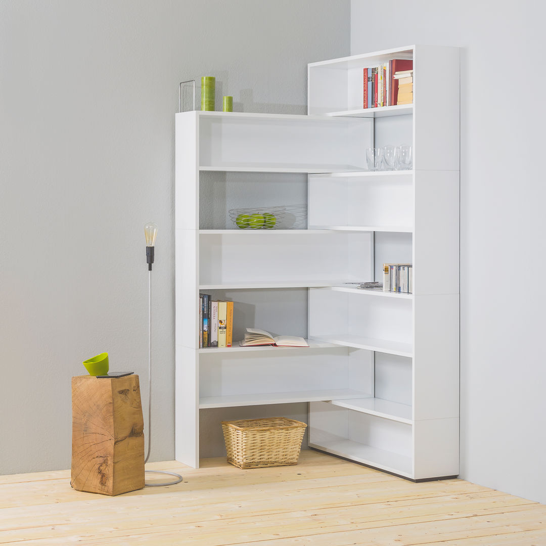 homify Modern living room Engineered Wood Transparent Shelves