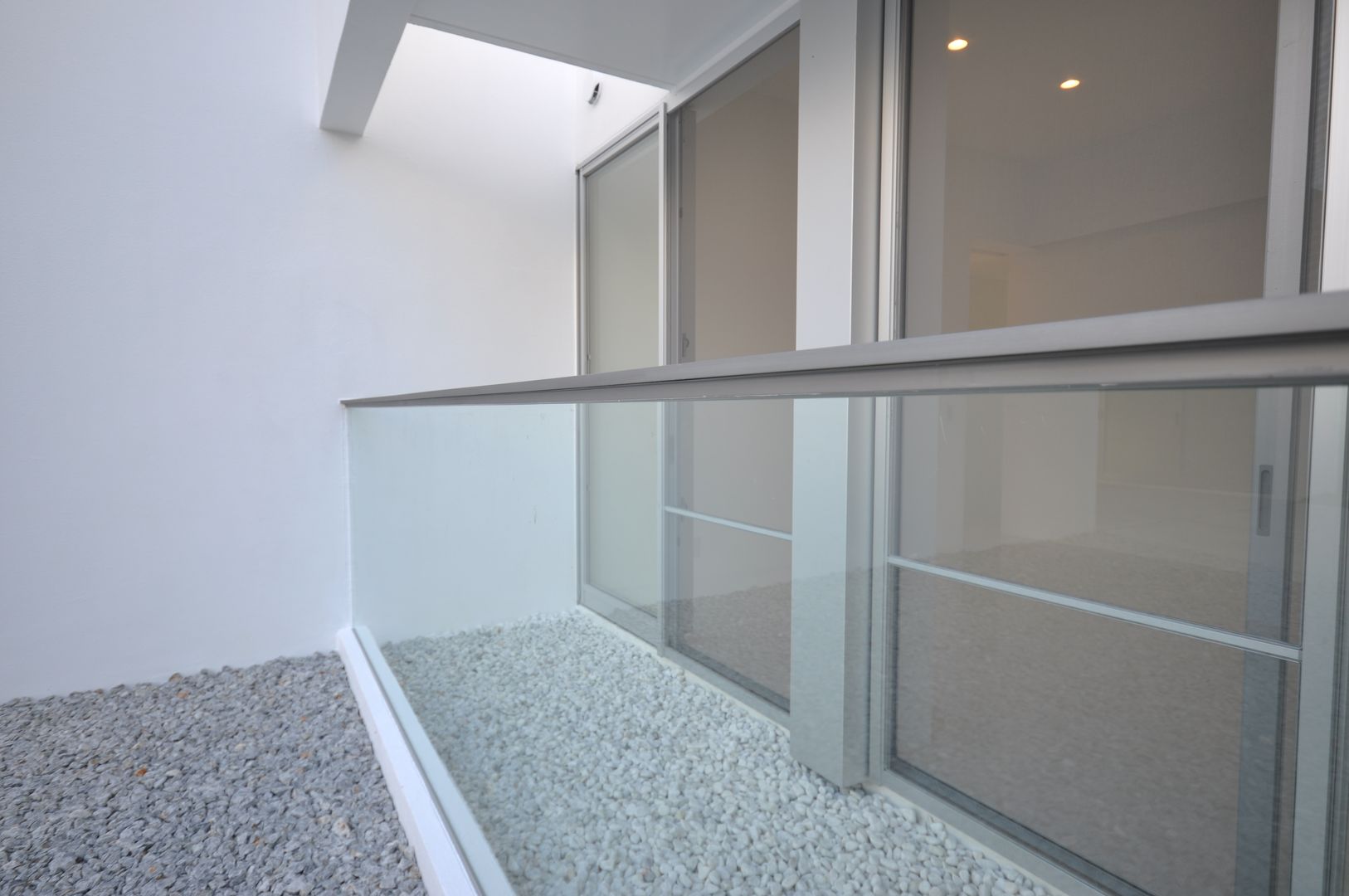 O-HOUSE 門一級建築士事務所 モダンな庭 ガラス 透明