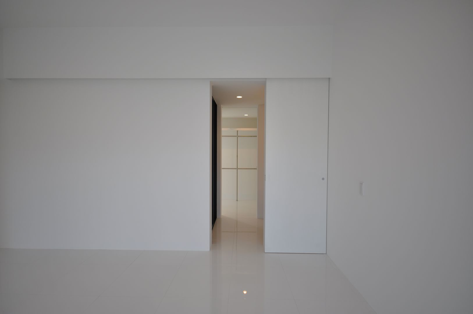 O-HOUSE 門一級建築士事務所 モダンデザインの 子供部屋 タイル 白色
