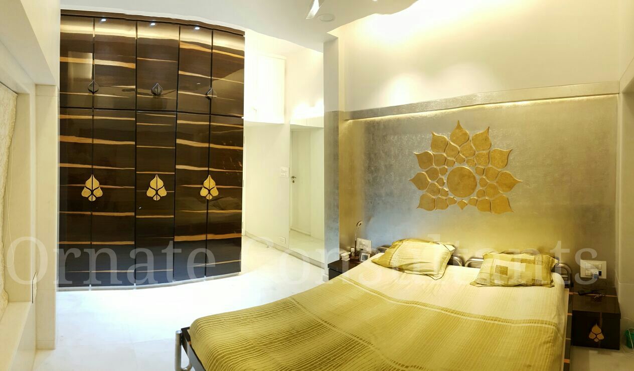 Luxurious Residence at Walkeshwar, Ornate Projects Ornate Projects Moderne Schlafzimmer Silber/Gold