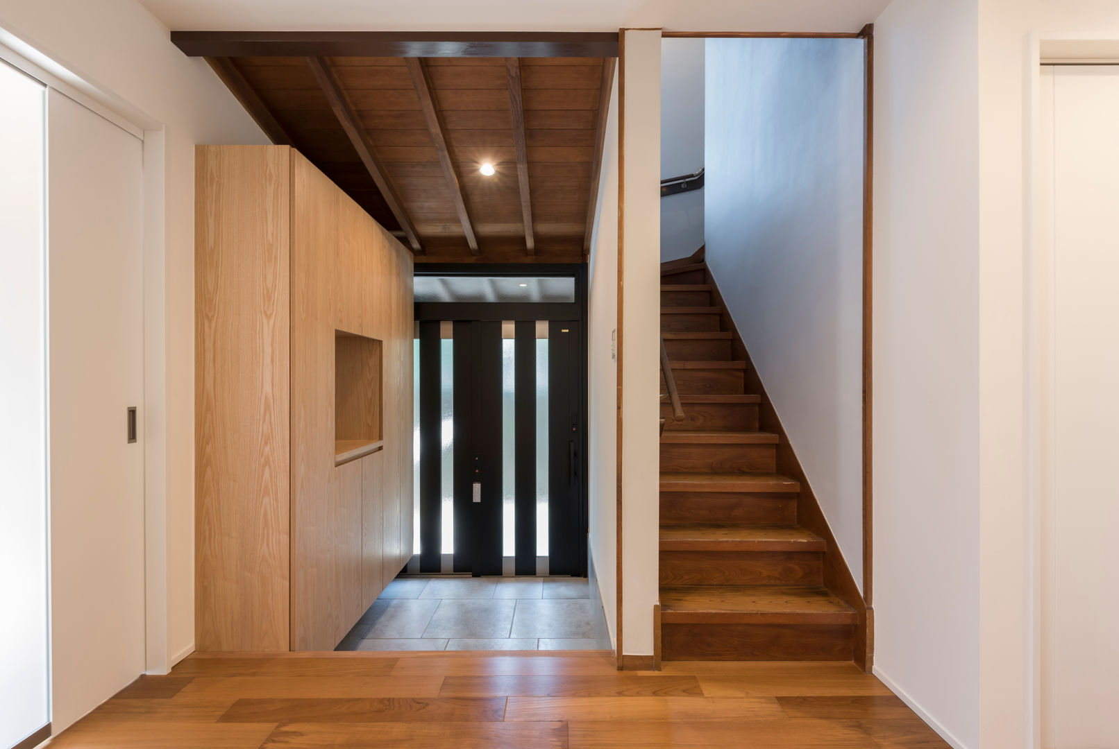 成城の家リノベーション, Unico design一級建築士事務所 Unico design一級建築士事務所 Rustic style corridor, hallway & stairs