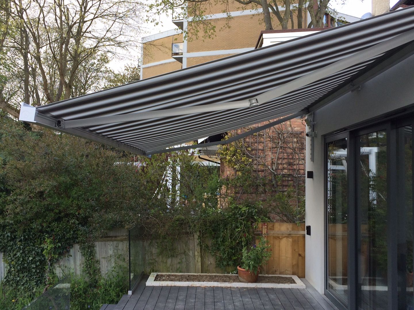 ​Patio Awning Installation in Hampstead Heath, London. homify بلكونة أو شرفة patio,awning,terrace,garden,alfresco,shading,canopy