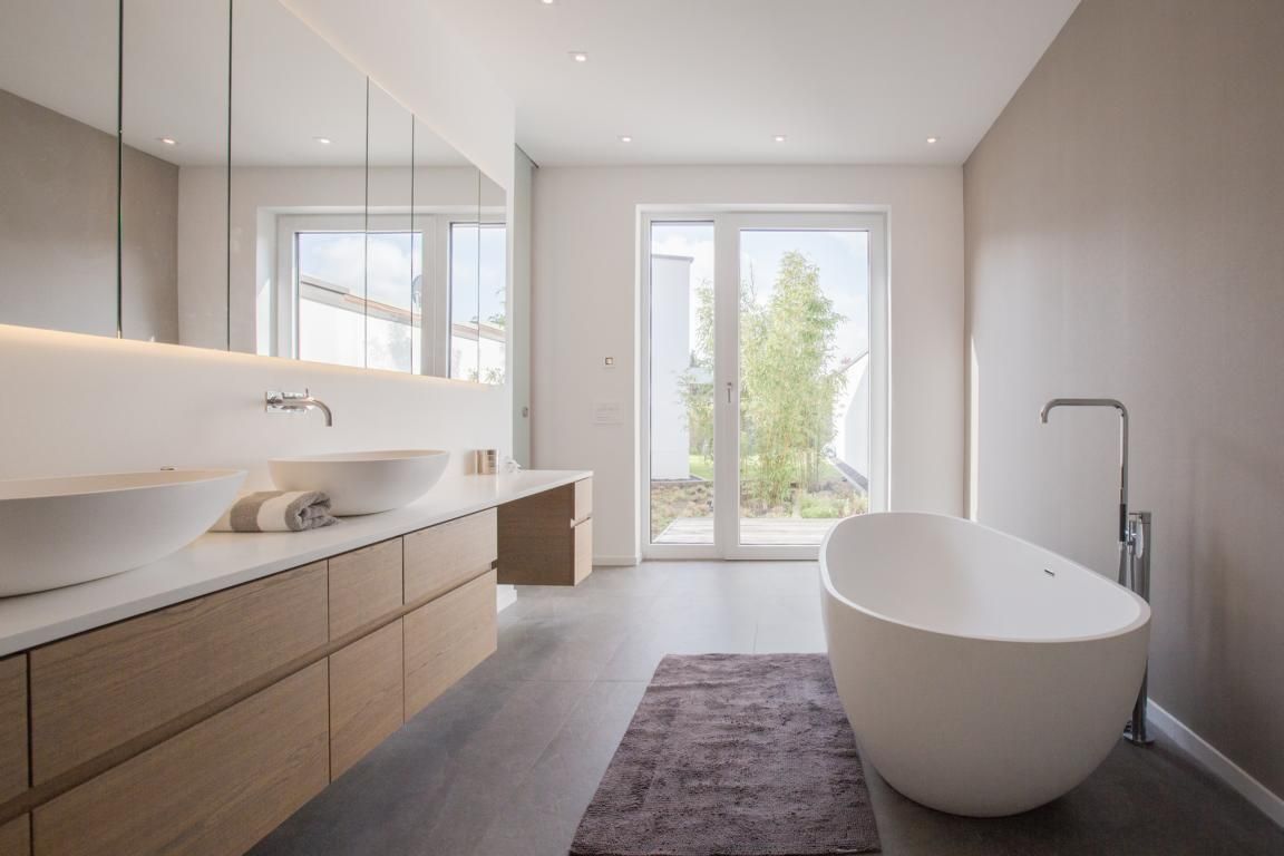 Elternbad BPLUSARCHITEKTUR Minimalistische Badezimmer freistehende Badewanne,Badezimmerboden,Badezimmermöbel,Badezimmerspiegel