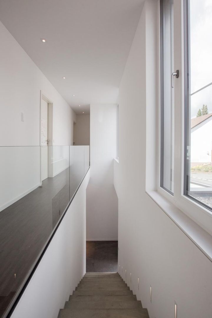 haus GTO, BPLUSARCHITEKTUR BPLUSARCHITEKTUR Corredores, halls e escadas minimalistas