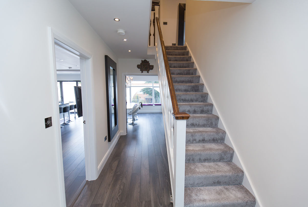 An alluring hallway... homify Couloir, entrée, escaliers modernes hallway,stairs